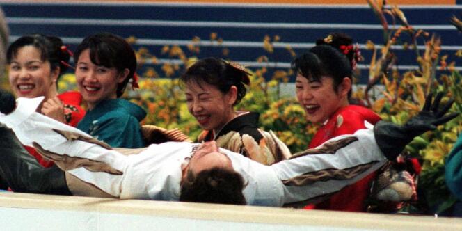 Philippe Candeloro en communion avec des supportrices nippones, lors du trophée NHK en 1991. 