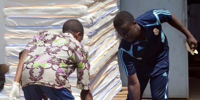 Du matériel de protection de MSF arrive le 25 mars à Conakry, où sévit le virus Ebola.