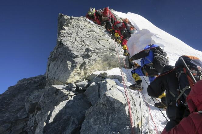 L'expédition Alpenglow menée par le guide de haute montage Adrian Ballinger, le 18 mai 2013, sur les pentes du mont Everest. 