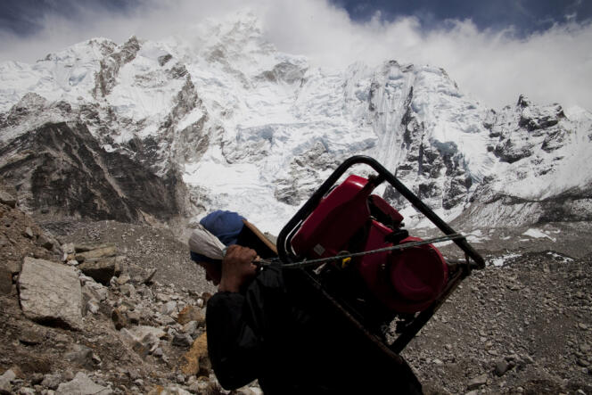 Un porteur népalais au pied du mont Everest, le 3 mai 2011. 