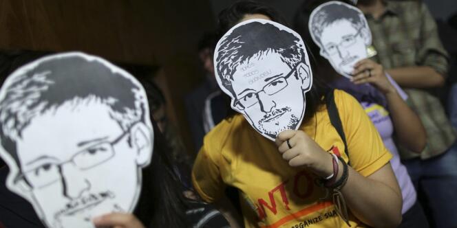 Manifestations contre les écoutes de la NSA en 2013. Des contestataires brandissent devant leur visage le portrait d'Edward Snowden, ancien analyste de l'Agence nationale de sécurité qui a révélé l'ampleur internationale de la surveillanc américaine.