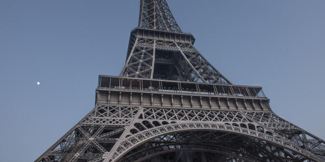 A Paris, une partie des tours Eiffel miniatures est écoulée par des vendeurs à la sauvette, par le biais de réseaux que la police tente de démanteler.