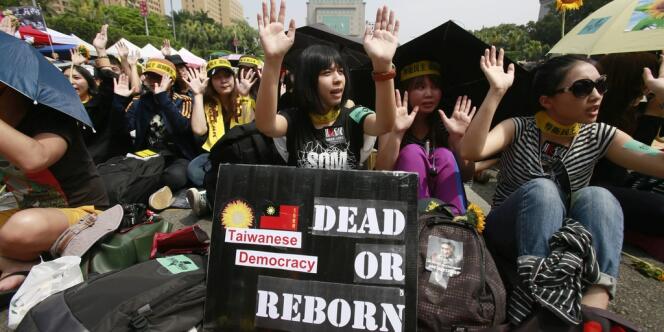 Des manifestants taïwanais protestent contre un accord commercial avec la Chine, le 30 mars 2014?