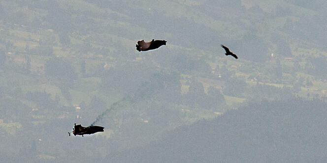 Deux wingsuiters, lors d'un saut en Colombie.