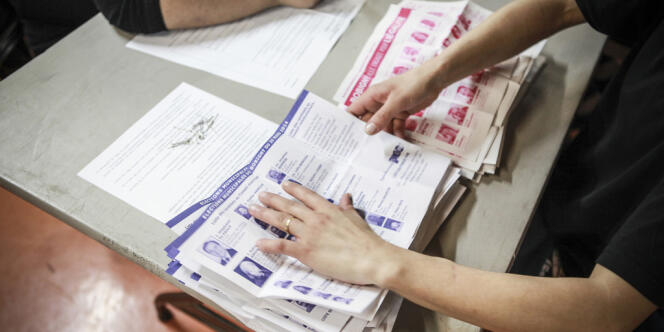 Municipales 2014: Second tour, bureau de vote numéro 20, Ecole maternelle Hector Berlioz, dépouillement des bulletins, Ville de Bobigny