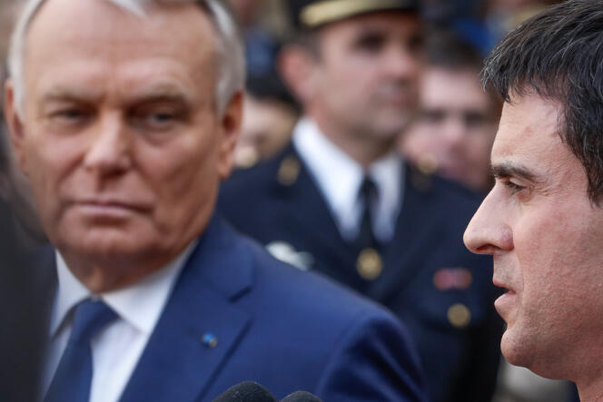 Passation de pouvoir entre Jean-Marc Ayrault et le nouveau premier ministre, Manuel Valls, dans la cour de Matignon, le 1er avril. 