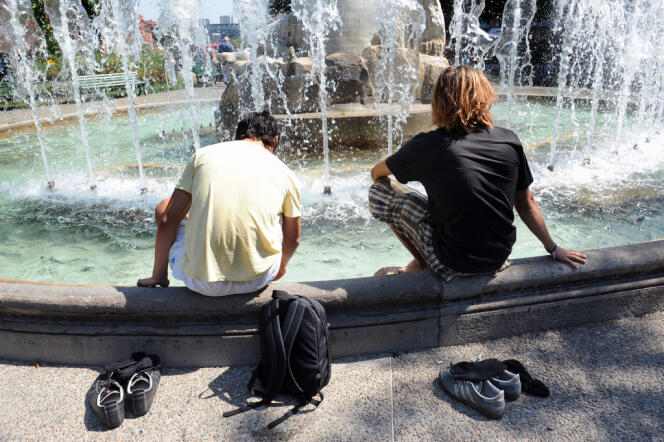 Des jeunes se rafraîchissent dans une fontaine toulousaine, en août 2009 (image d'illustration). 