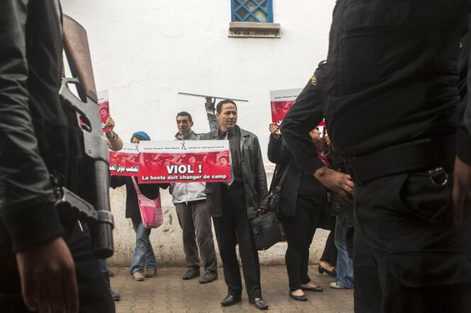 Des manifestants soutiens de la victime, devant le tribunal de Tunis, le 31 mars.