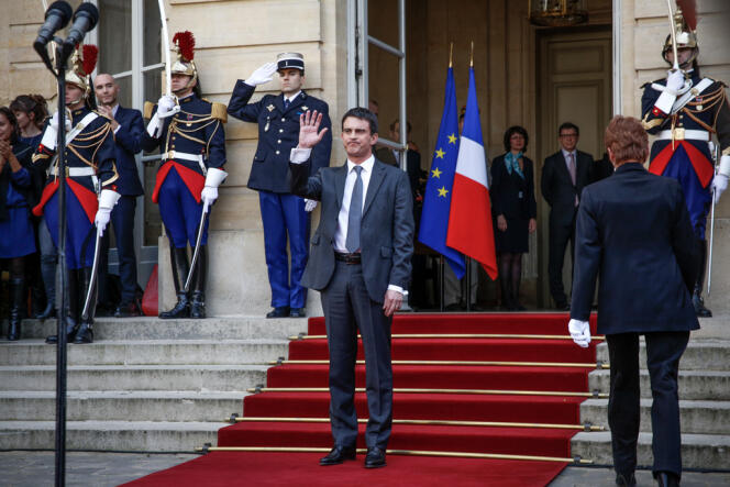 Passation de pouvoir entre Jean-Marc Ayrault et le nouveau premier ministre, Manuel Valls, dans la cour de Matignon. 