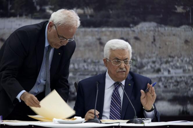 Mahmoud Abbas avec Saeb Erekat, le principal négociateur palestinien, signe une demande d'adhésion à 15 agences et traités internationaux.