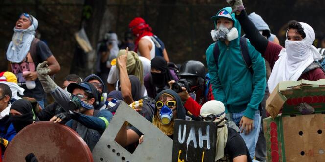 Une manifestation d'étudiants opposés au président Maduro ont été empêchés de défiler et ont affronté forces de l'ordre et des civils armés non identifiés.