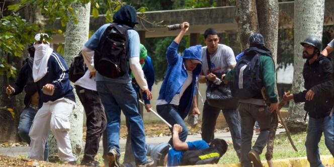 Ces civils armés sont souvent visibles au Venezuela en marge des mobilisations antigouvernementales, menaçant ou attaquant les protestataires, qui les accusent d'êtres des nervis du pouvoir, ce que le gouvernement dément.
