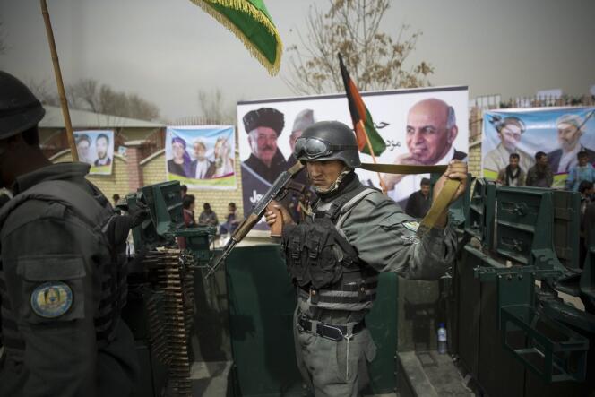 Des policiers afghans assurent la sécurité sur les lieux d'une réunion publique, le 1er avril 2014, à Kaboul. 