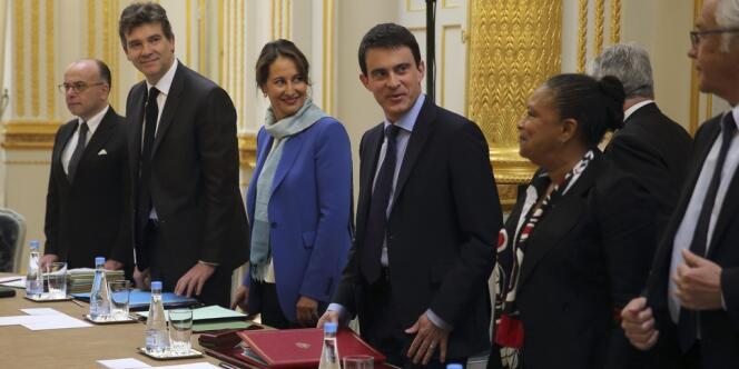 Manuel Valls entouré des membres de son gouvernement lors du premier conseil des ministres, le 4 avril 2014. 