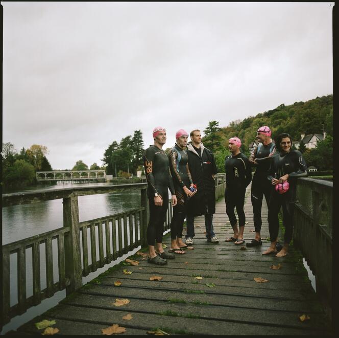 Octobre 2013, 7 heures du matin. Des membres du Henley Open Water Swimming Club sont réunis pour leur baignade hebdomadaire dans la Tamise. 