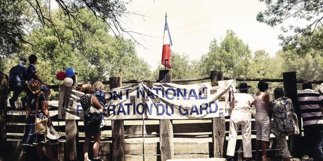 Opération séduction de la fédération FN du Gard, qui organise une ferrade en juillet 2011. 