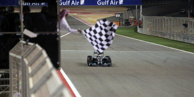 Lewis Hamilton, premier sur la ligne d'arrivée du GP de Bahrein, le 6 avril à Manama.