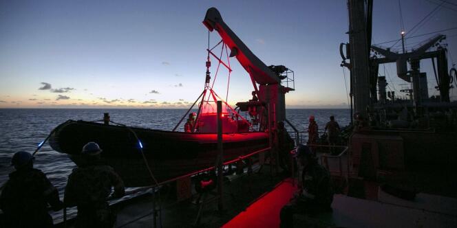 Un navire de la marine australienne a enregistré des signaux acoustiques « compatibles » avec les ultrasons émis par les boîtes noires d'un avion.
