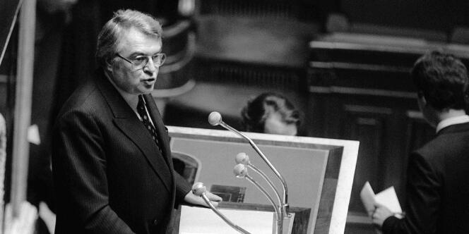 Le premier ministre Pierre Mauroy fait son discours de politique générale à l'Assemblée, le 15 septembre 1981.