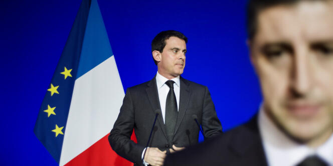 Manuel Valls, alors ministre de l'intérieur, à Paris, en janvier 2014. Le cas de ces Chinoises employées au noir dans une onglerie parisienne est le premier exemple médiatique de régularisations dans le cadre de la circulaire de M. Valls. 