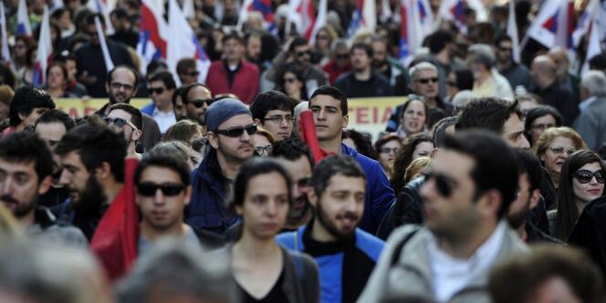 Plus de 20 000 personnes ont défilé, mercredi 8 avril à Athènes et dans d'autres villes grecques.