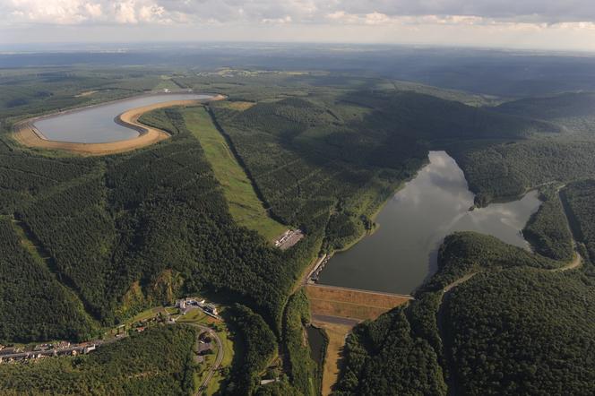 La station de transfert d'énergie par pompage (STEP) de Revin, dans les Ardennes, est alimentée par deux réservoirs de 7 millions de m3 d'eau, séparés par un dénivelé de 230 mètres. L'eau du bassin inférieur est pompée aux heures de faible consommation d'électricité vers le bassin supérieur, pour être relâchée aux heures de pointe vers le bassin inférieur, en actionnant des turbines qui ont produit, en 2013, près de 850 mégawatt-heures d'électricité