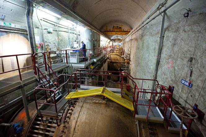 Dans la salle des machines, installée dans une galerie souterraine de 115 mètres de long, 100 m3 d'eau par seconde se déversent, par des conduites forcées, sur chacun des quatre groupes turbine-pompe