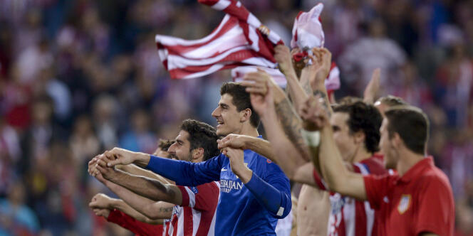 Les joueurs de l'Atlético après leur victoire contre le FC Barcelone en quarts de finale de la Ligue des champions, le 9 avril, à Madrid.