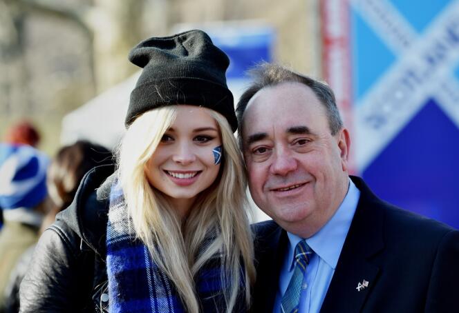 Le premier ministre de l'Ecosse, Alex Salmond avec la chanteuse écossaise Nina Nesbitt, le 5 avril à New York.