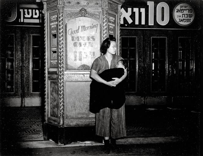 Brooklyn, 1939. Une jeune femme et son enfant ont fui l'incendie de leur immeuble.