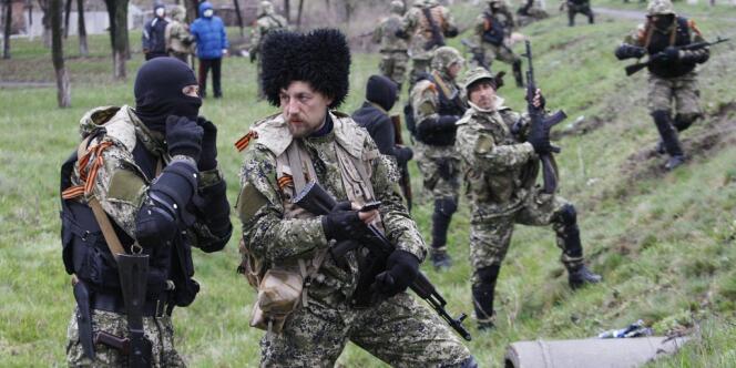 Des prorusses armés s'apprêtent à défendre leurs positions dans la banlieue de Sloviansk, dans l'Est ukrainien, contre l'opération « antiterroriste » lancée par Kiev, dimanche 13 avril.