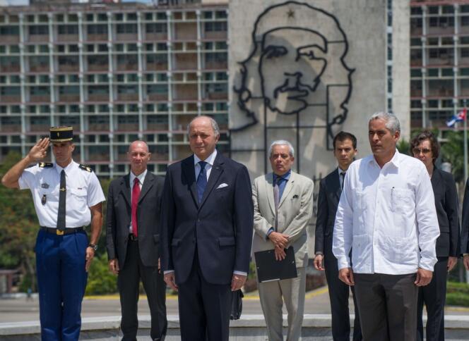 Laurent Fabius lors d'une cérémonie sur Revolution Square à La Havane (Cuba), le 12 avril.
