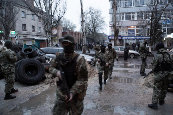 Un commando armé a pris le contrôle d’un bâtiment des services ukrainiens à Sloviansk, le 12 avril 2014.