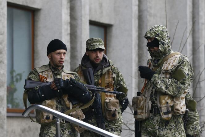 Militants prorusses à Slaviansk, le 14 avril.