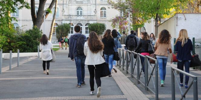 A partir de lundi 14 avril, l'ADN de 527 hommes, majeurs et mineurs, va être prélevé dans le lycée privé Fénelon - Notre-Dame, situé au centre-ville de La Rochelle (Charente-Maritime).
