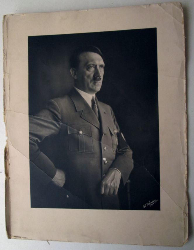 Portrait en pied d'Adolf Hitler par Hoffman. Photographie en noir (Format 17x24) grand de marge, signée et située Berlin. 