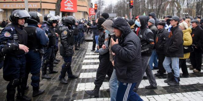 A Kharkiv, les forces de l'ordre face à des prorusses, le 13 avril.