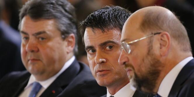 Manuel Valls entouré de Sigmar Gabriel, le ministre des finances allemand et leader du SPD, et du président du Parlement européen, Martin Schulz.