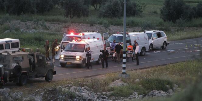 Les secours sur les lieux de l'attaque en Cisjordanie, où un policier israélien a trouvé la mort, le 14 avril.