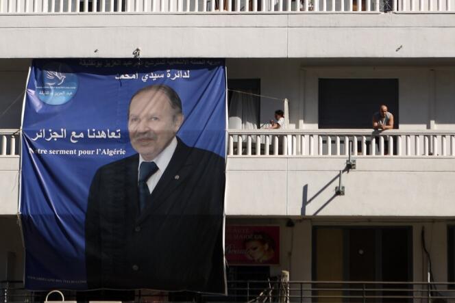 Durant la campagne du 23 mars au 13 avril, les Algériens ont pu voir Bouteflika à trois reprises à la télévision recevant de prestigieux invités. Sa maladie l'ayant empêché de mener lui-même cette campagne, il a chargé sept de ses proches de sillonner le pays pour convaincre les électeurs.