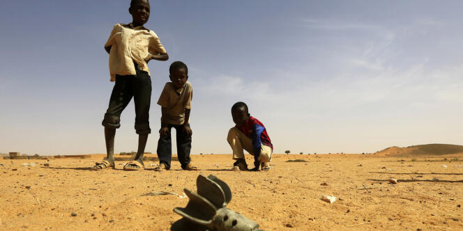 Un obus de mortier tombé près du camp d'Al-Abassi, au Darfour, le 30 mars. 
