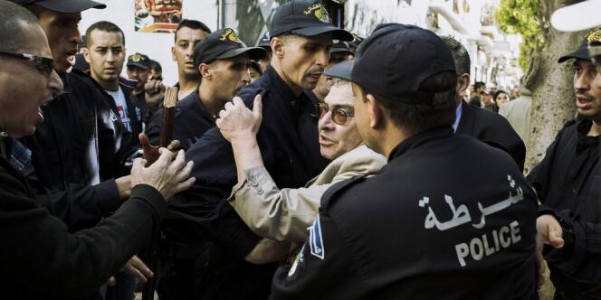 Intervention policière musclée dans la rue Didouche Mourad à Alger, lors de la tentative de rassemblement du mouvement Barakat, le mercredi 16 avril 2014.