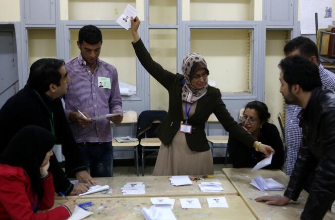 Dépouillement dans un bureau électoral d'Alger, le 17 avril.
