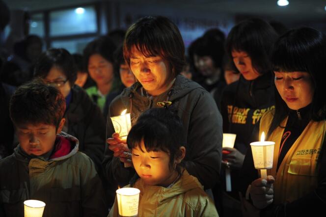 Rassemblement en hommage aux disparus du ferry naufragé en Corée du Sud, le 17 avril.