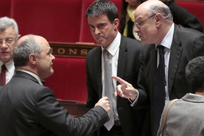 Bruno Le Roux (président du groupe socialiste à l'Assemblée) discute avec Jean-Marie Le Guen (responsable des relations avec le Parlement) et Manuel Valls à l'Assemblée, le 16 avril.