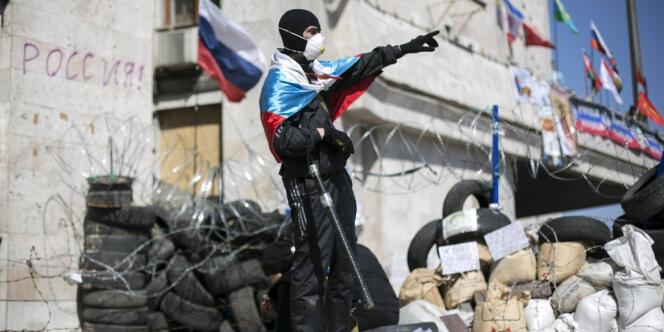 Un militant prorusse, le 18 avril à Donetsk, dans l'est de l'Ukraine.