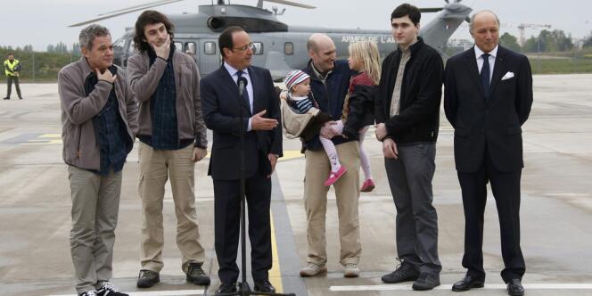 Les ex-otages français en Syrie avec le président de la République François Hollande et le ministre des affaires étrangères Laurent Fabius, le 20 avril. 