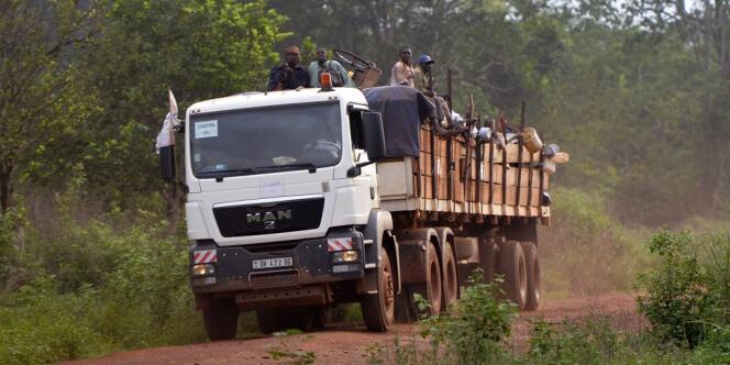 Des musulmans fuient Bangui,  le 20 avril, escortés par des soldats français de l'opération « Sangaris ».
