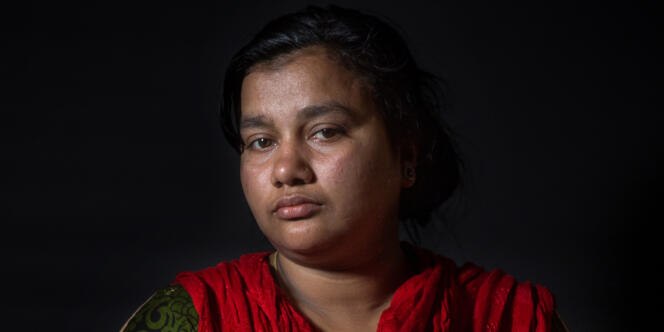 Shila Begum, une ouvrière du textile bangladaise de 25 ans, rescapée de la catastrophe du Rana Plaza du 24 avril 2013 qui a couté la vie à 1138 personnes et fait près de 2 000 blessés.