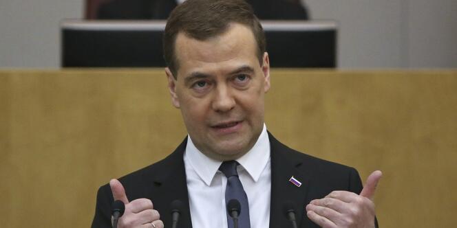 Dmitri Medvedev, premier ministre russe, a indiqué que les secteurs qui pouvaient être touchés par ces sanctions internationales, comme ceux de la défense ou des biens d'équipement, recevraient du gouvernement « le soutien nécessaire ». 